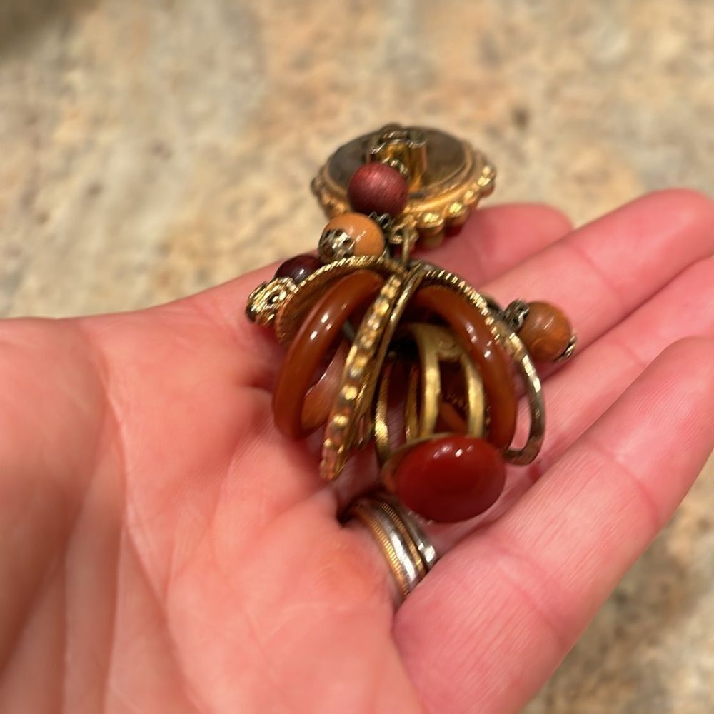 Woman's beaded clip on earring. It's only one earring - Picture 6 of 8